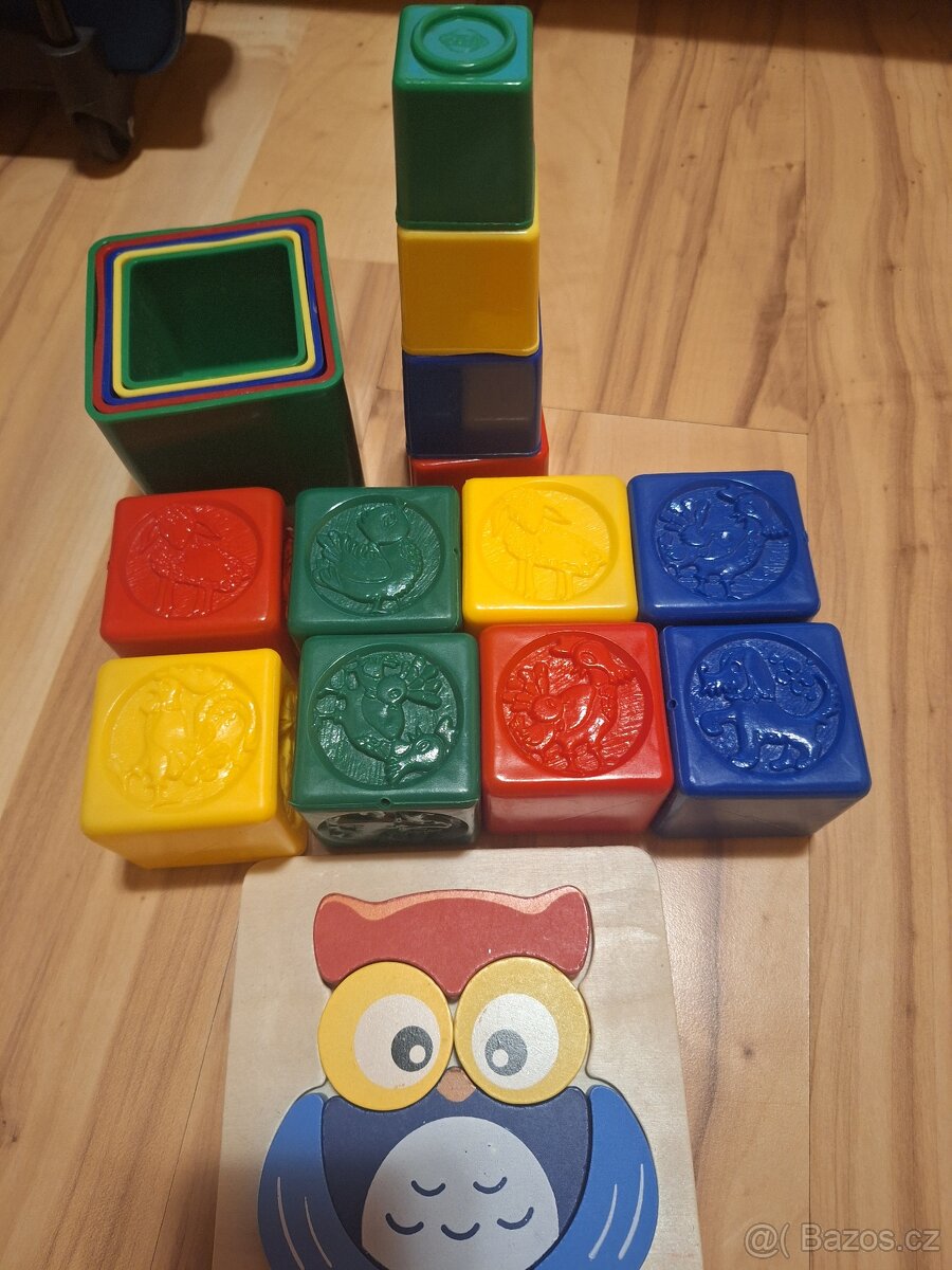 Plastové kostky, pyramida a dřevěné puzzle - 2