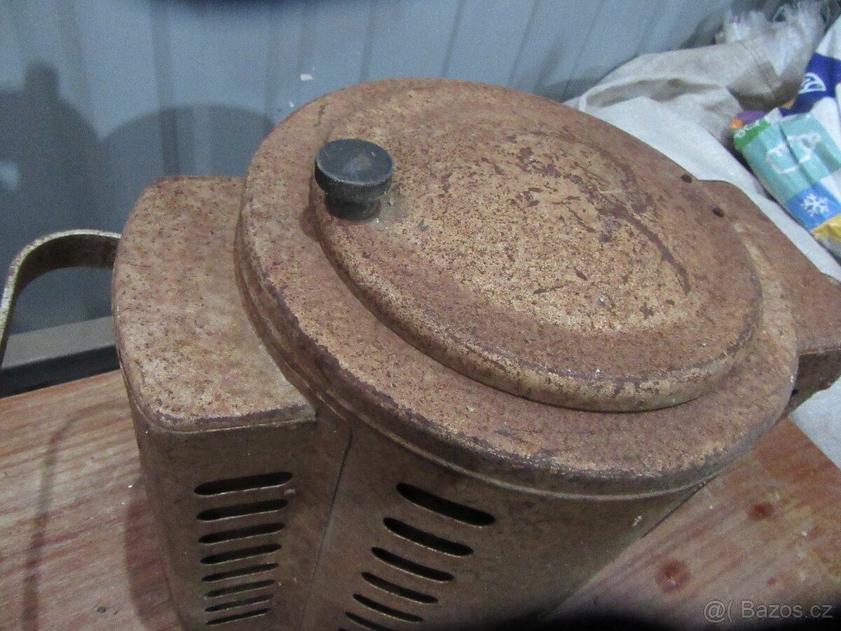 Nabízím historický divadelní reflektor. Netestováno. Nefunkč - 2