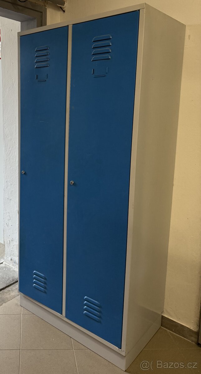 Kovová šatní skříňka - 2