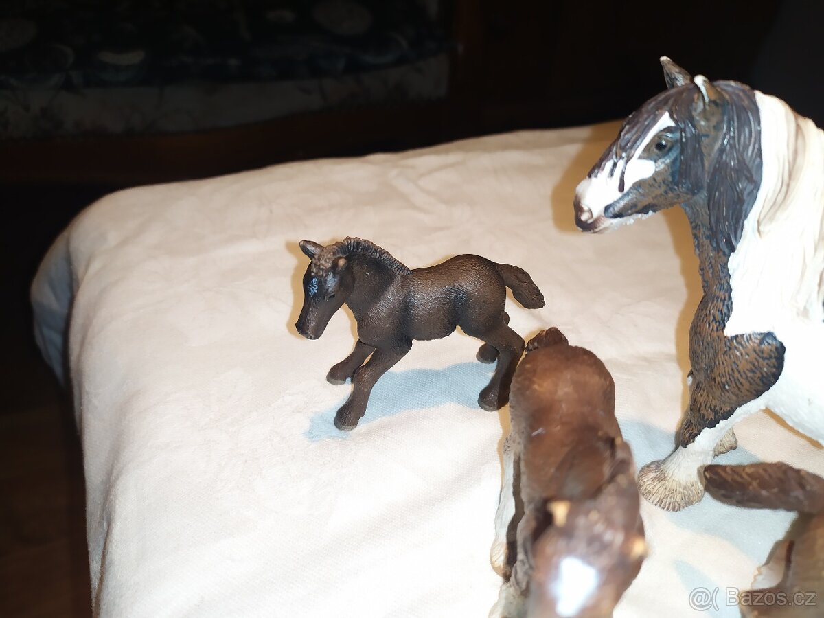 8. Schleich koně Tinkeři + Camarské hříbě - 2