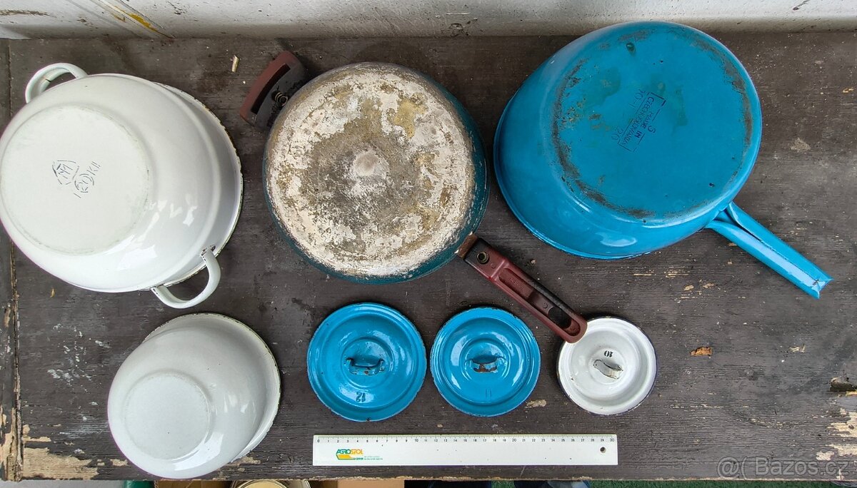 konvolut kovového kuchyňského retro nádobí - 2