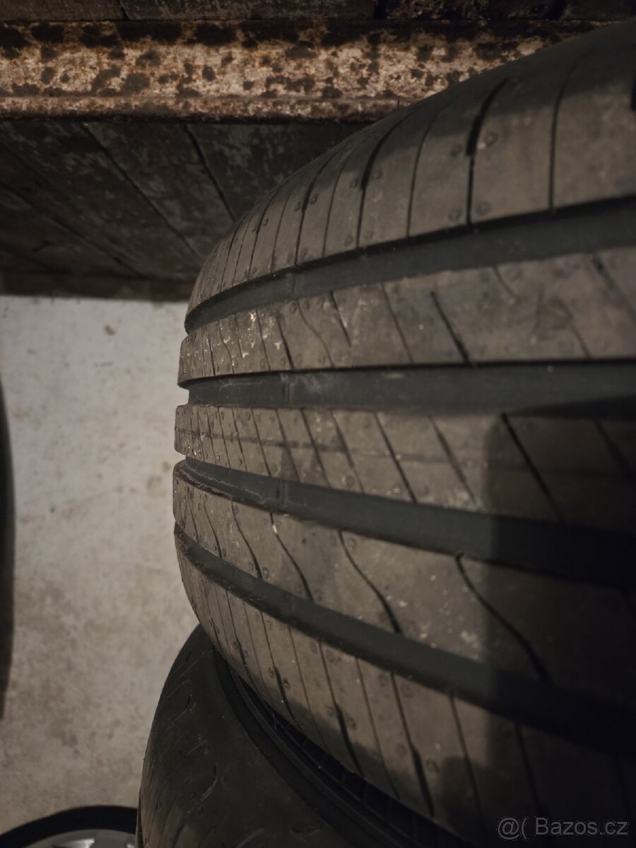 GoodYear 215/55 R17 - 2