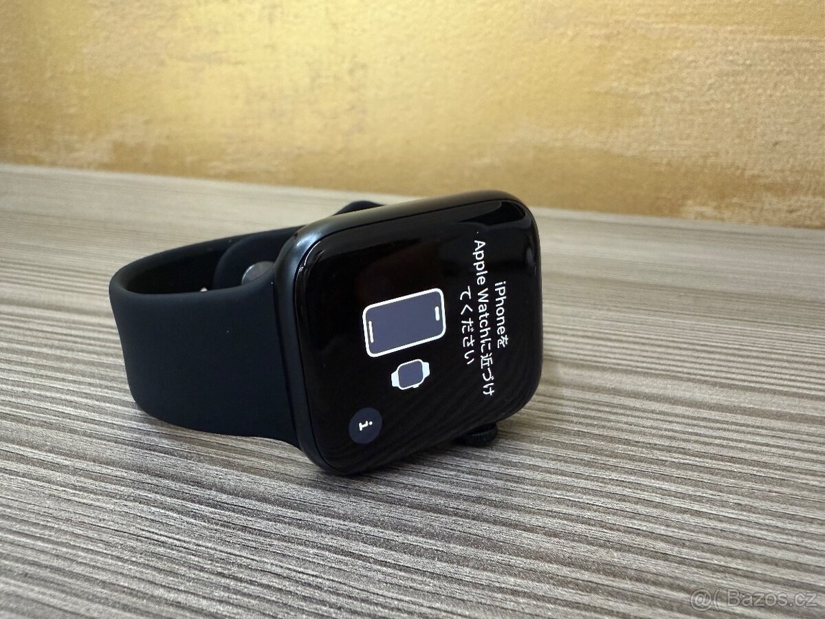 Apple Watch SE 2022 44mm černé, pěkný stav - 2