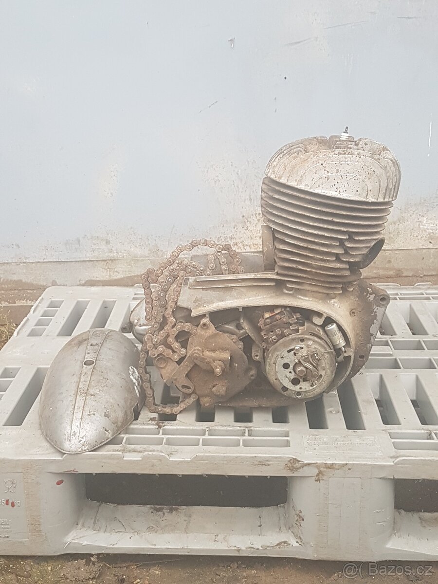 motor Jawa 250 panelka - 2