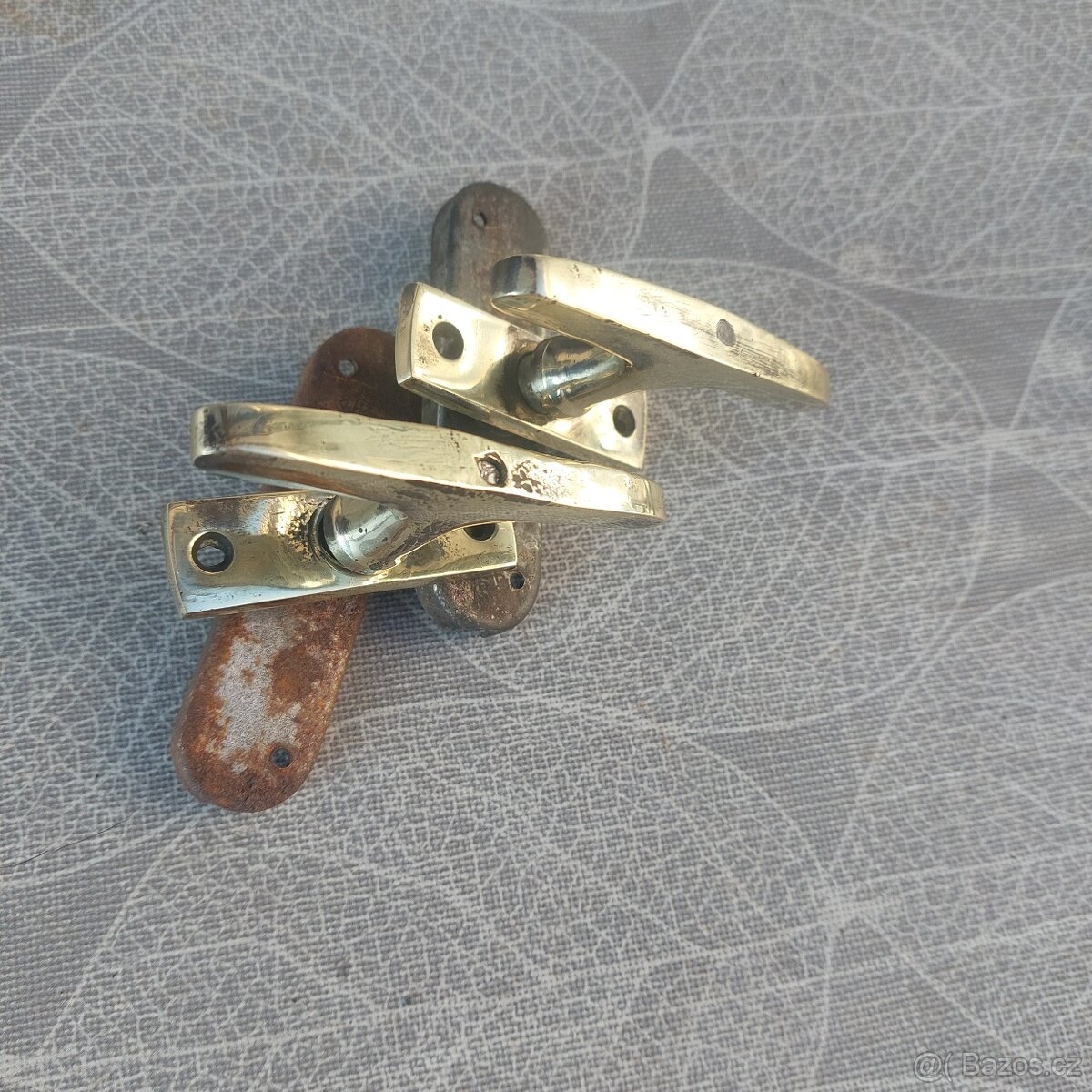 Staré mosazné kličky k oknům. - 2