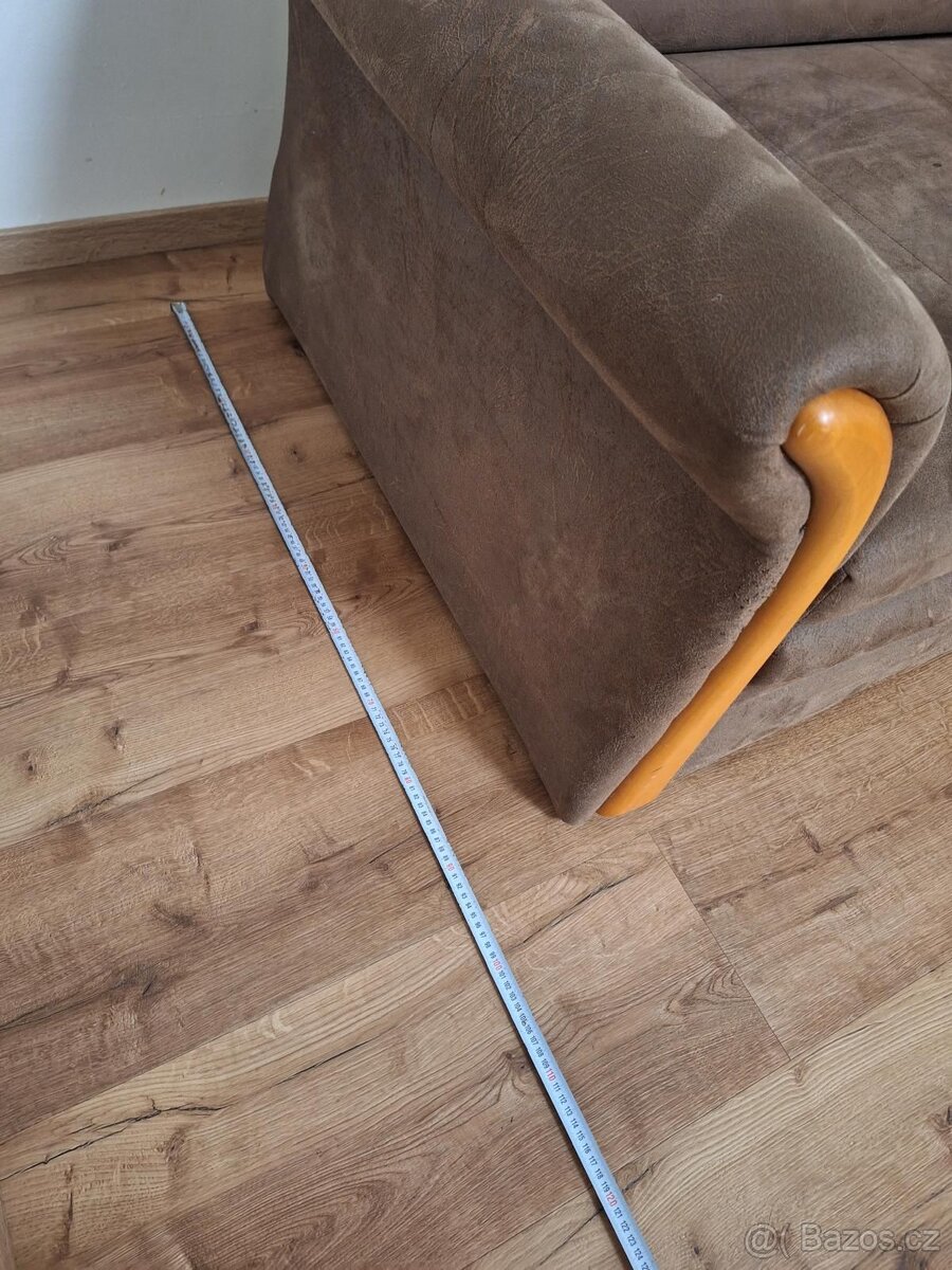 Malý hnědý gauč. rozkládací - 2