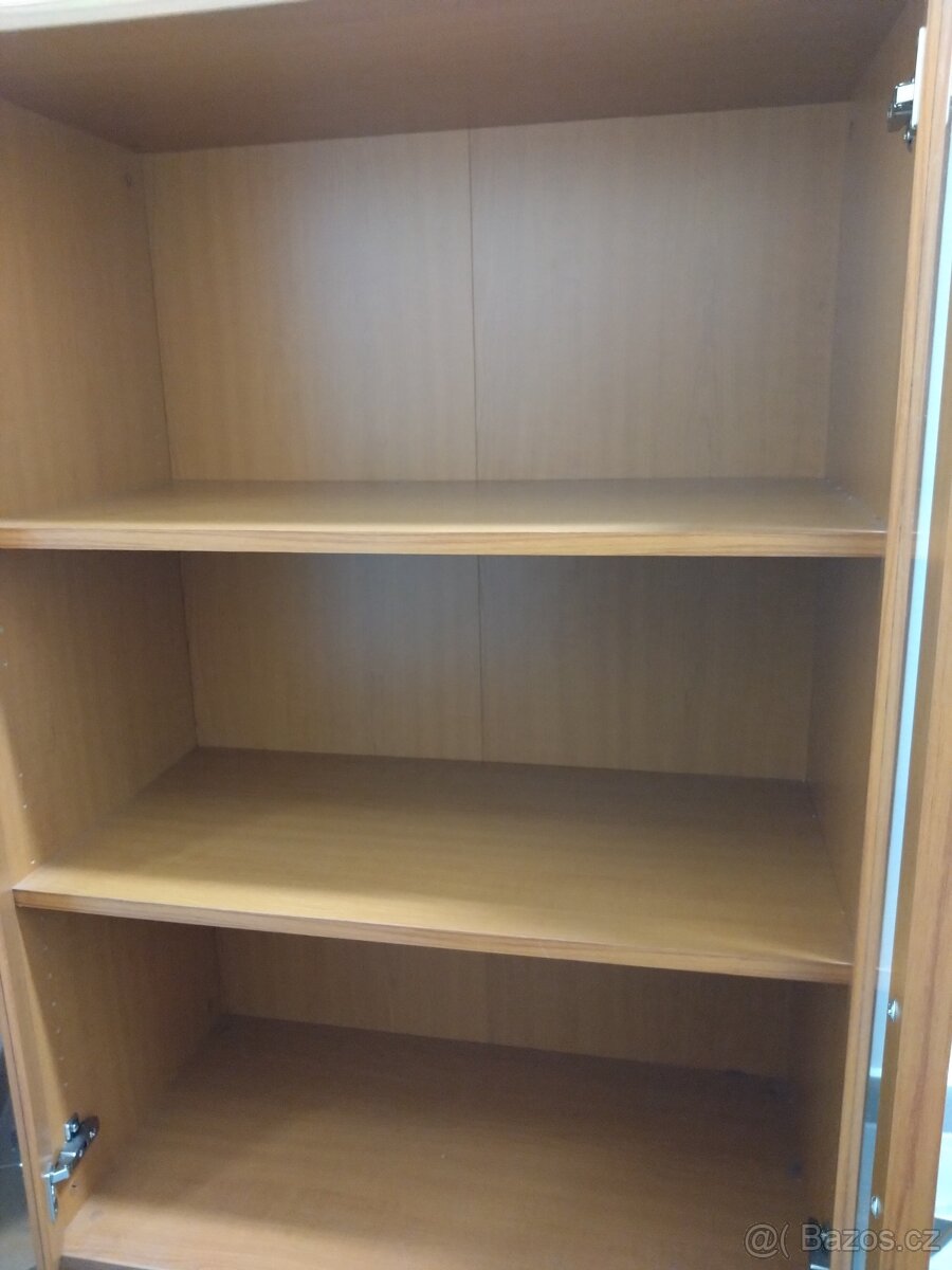 Skříň s prosklenými dvířky - 2