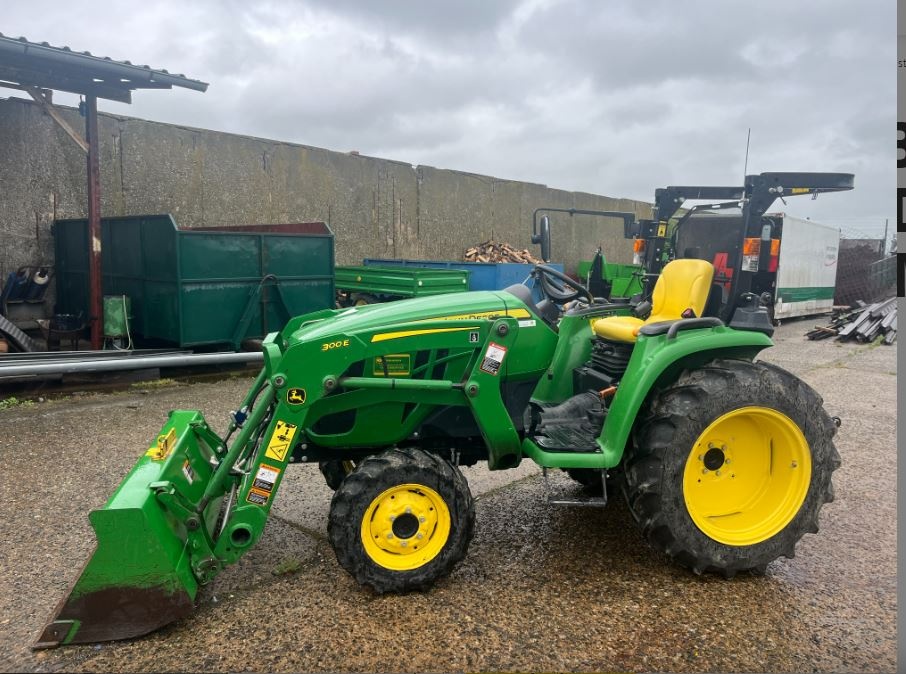 Traktor John Deere 3038E - 2