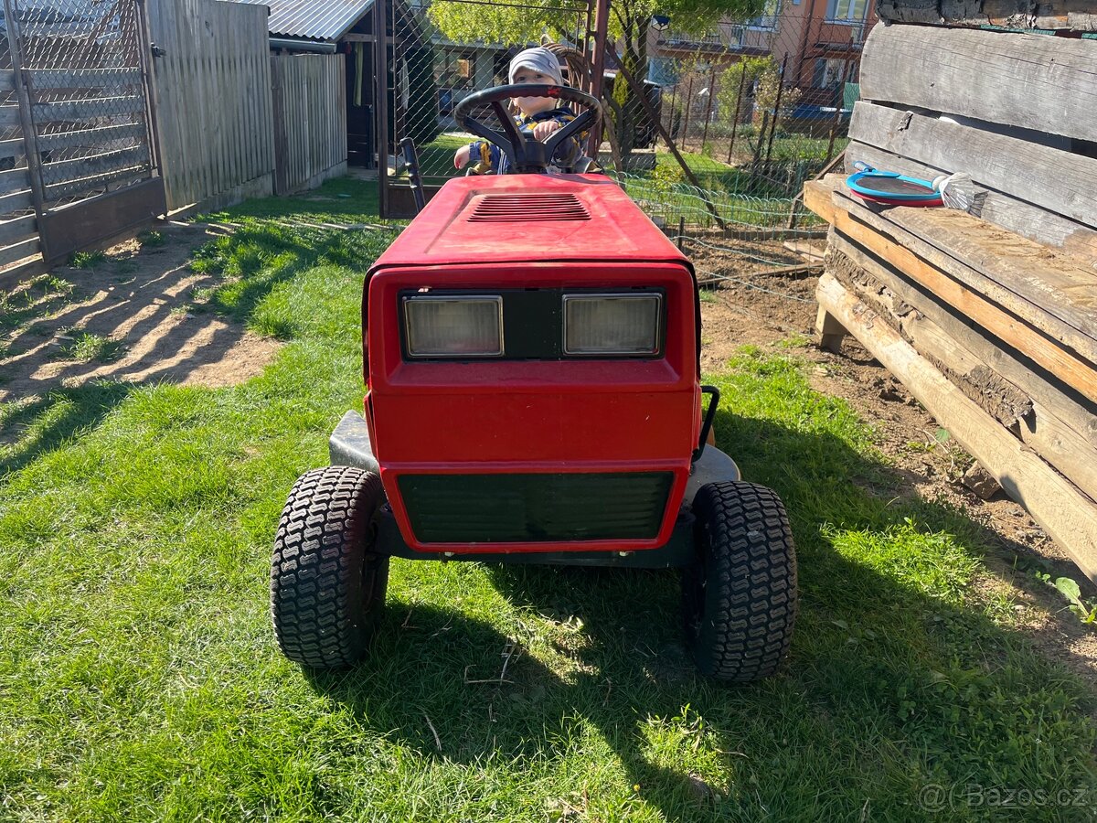 Zahradní traktor MTD - 2