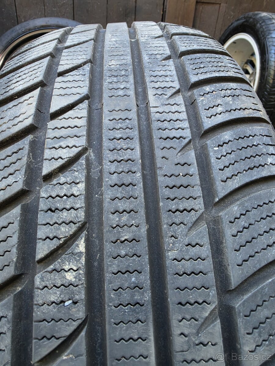 Zimní pneu 215/55 r17 - 2