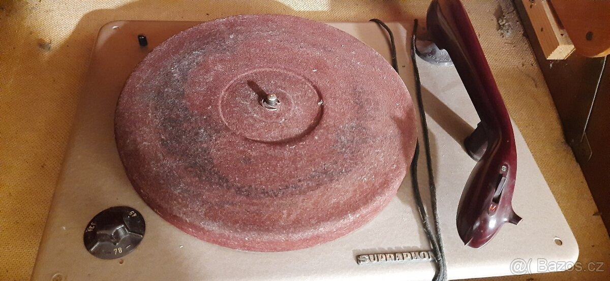 Starý gramofon na opravu. - 2