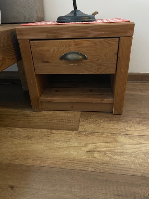 Masivní dřevěné postele, stolek - 2