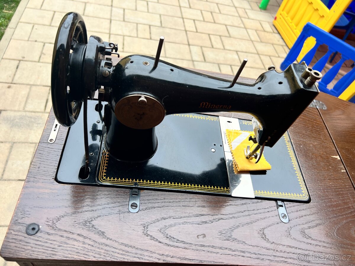 Starý šicí stroj - 2