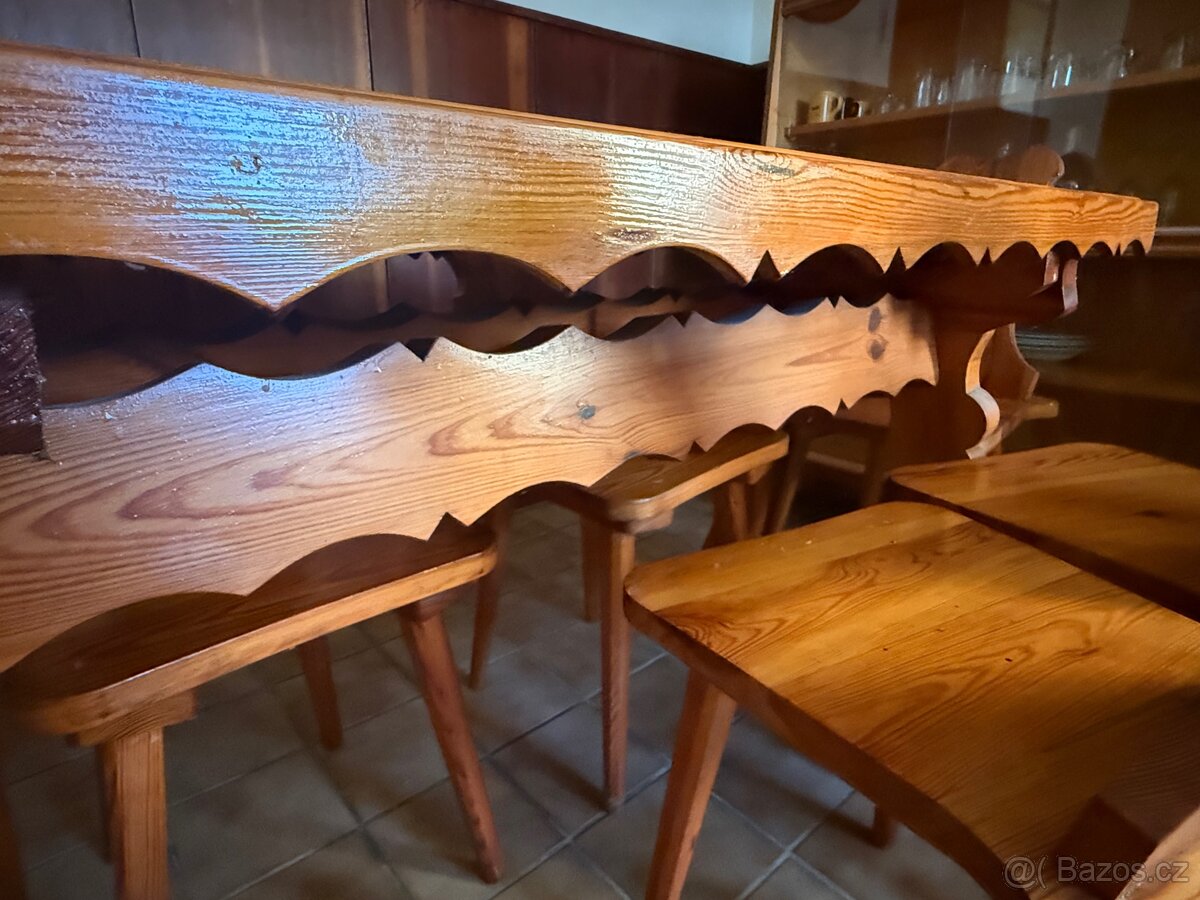 Masivní stůl s židlemi - 2