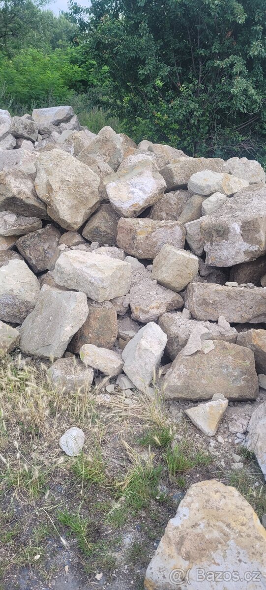 pískovec - kameny velké a kvádry ze staré zdi - 2