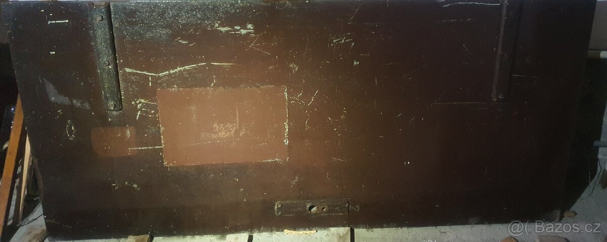 Staré kovové dveře. Plech přes dřevo. Těžký. - 2