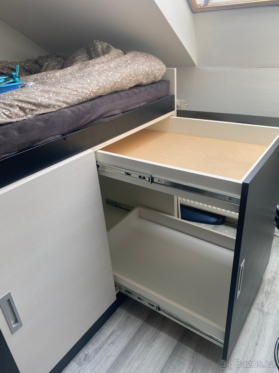 vyvýšená postel s úložným prostorem a žebříkem - 2