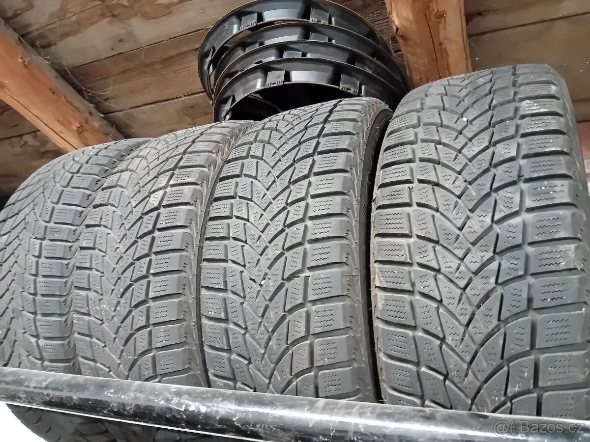 Prodám zimní pneum 215/55 R16 - 2
