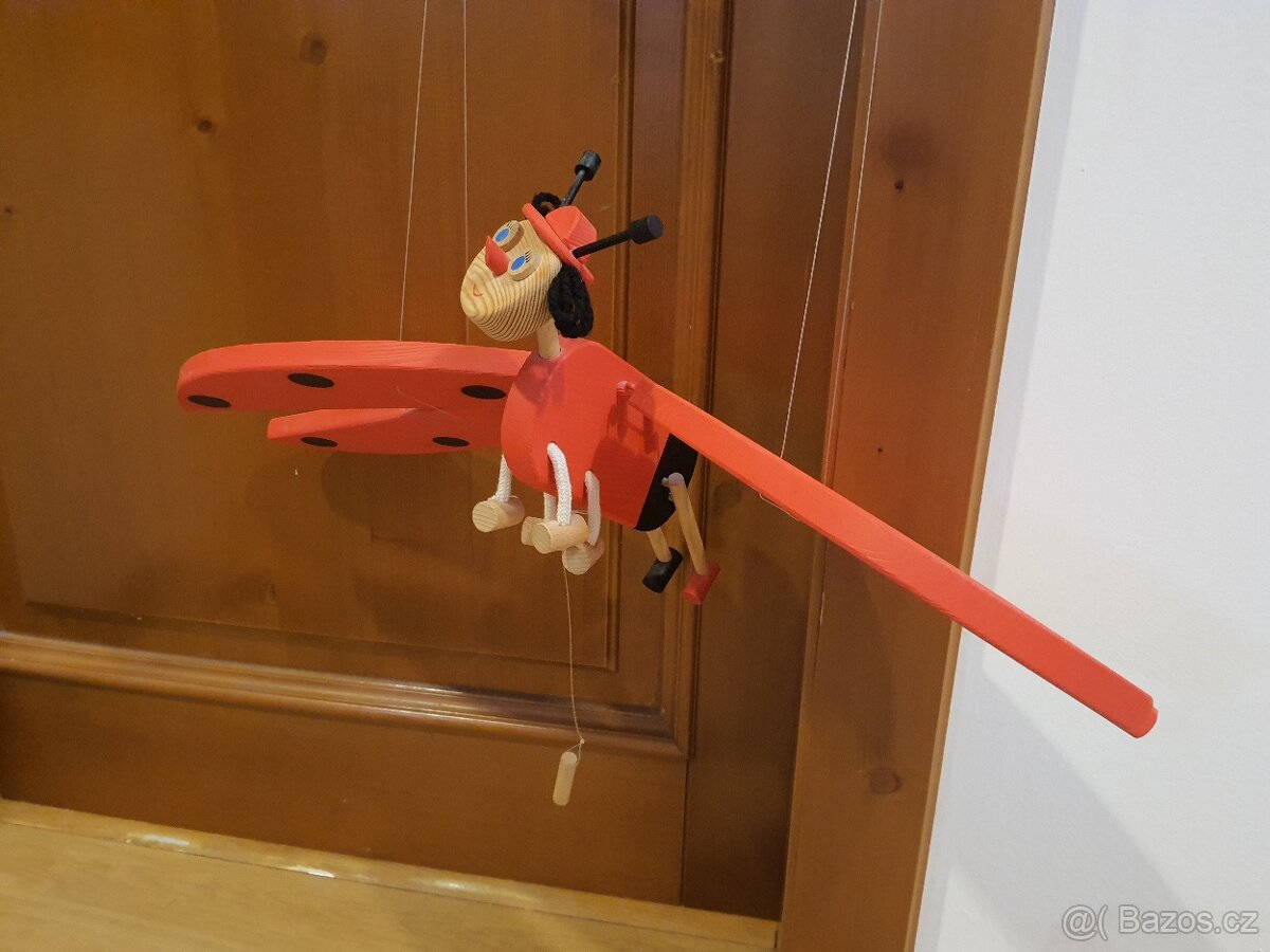 Závěsná beruška / houpací dřevěná dekorace - 2