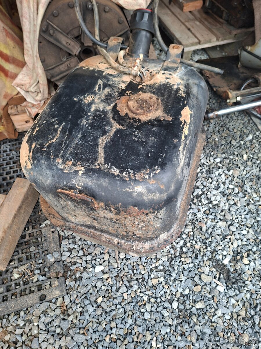 Zetor uřI nádrž na naftu 90l. - 2