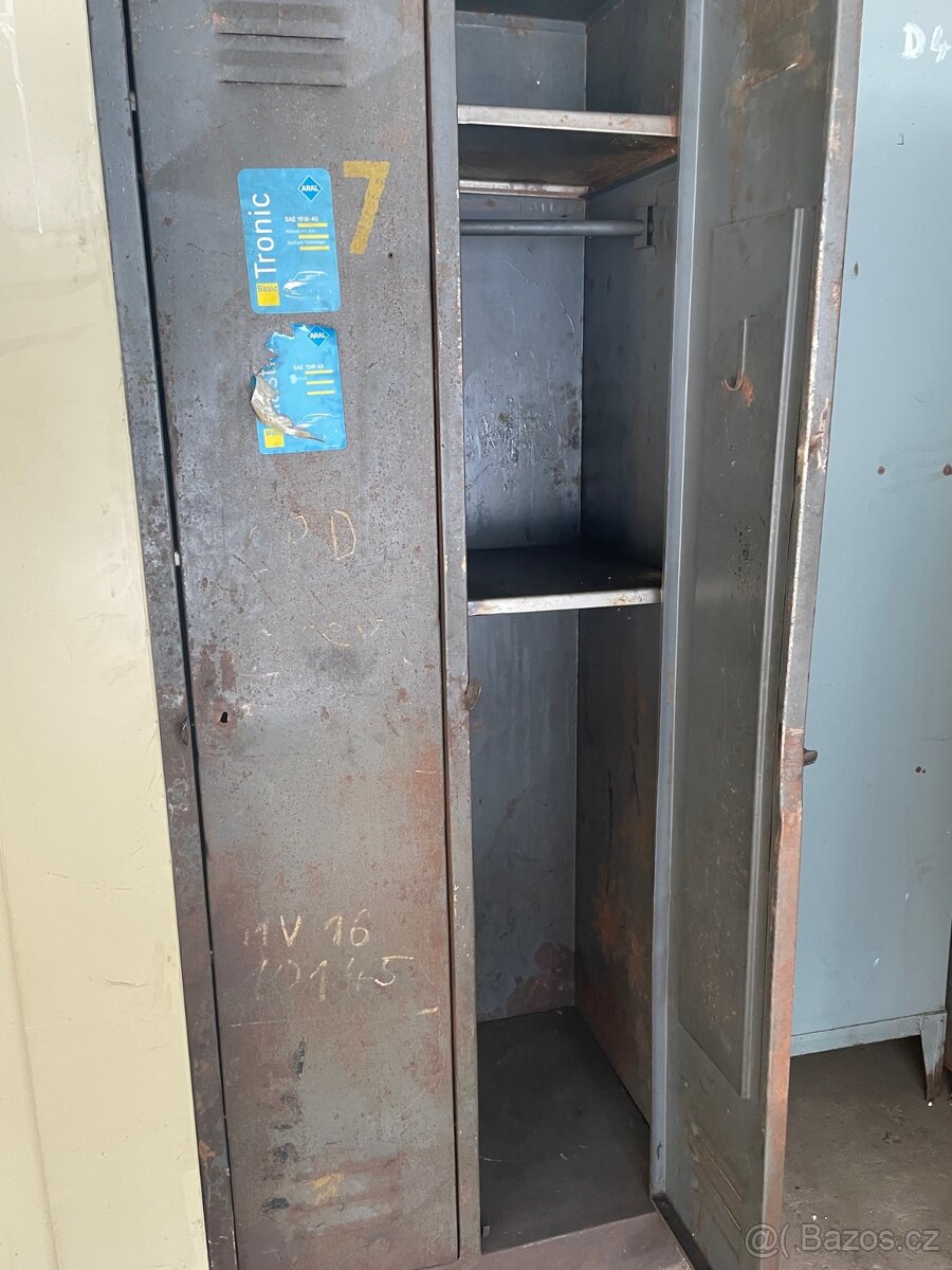 plechová šatní skříň - 2