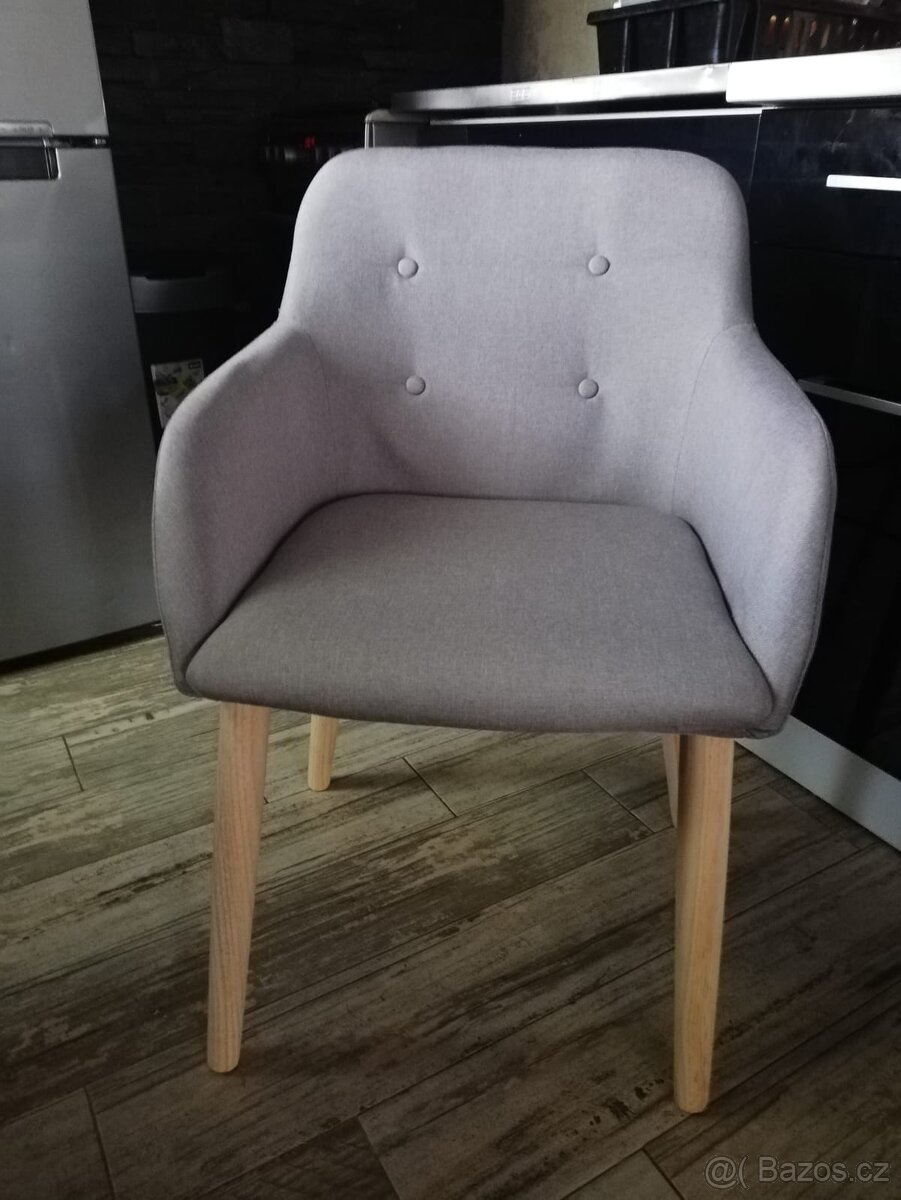 Nová jídelní křesla v šedé i v černé barvě - 2