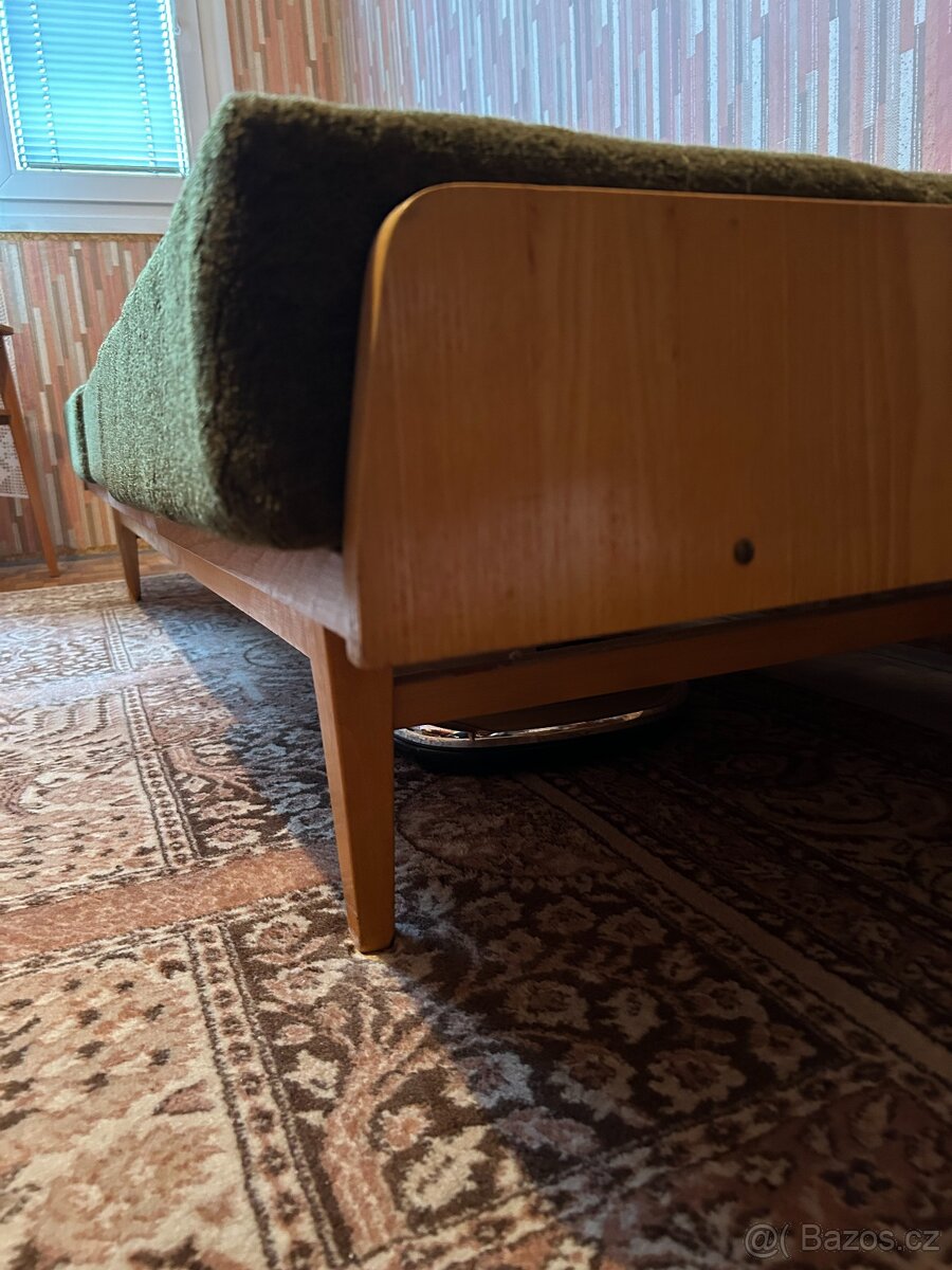 Válenda světlá s třídílnou matrací v pěkném stavu - 2