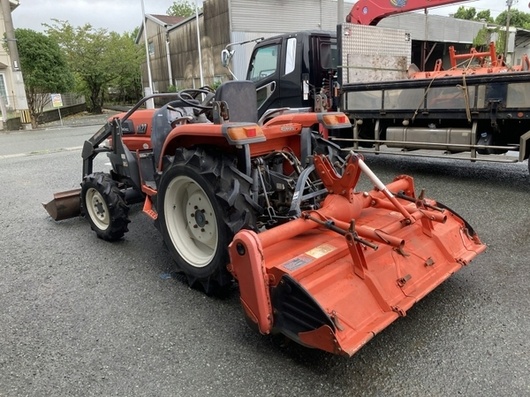 Malotraktor s čelním nakladačem - 2