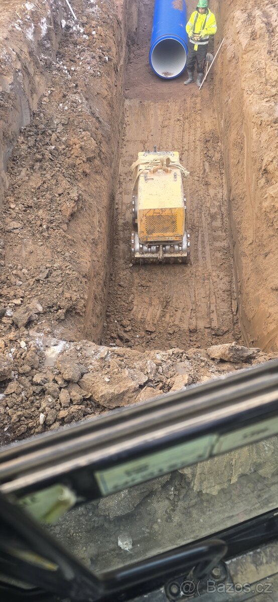 Příkopový vibrační válec jcb - 2