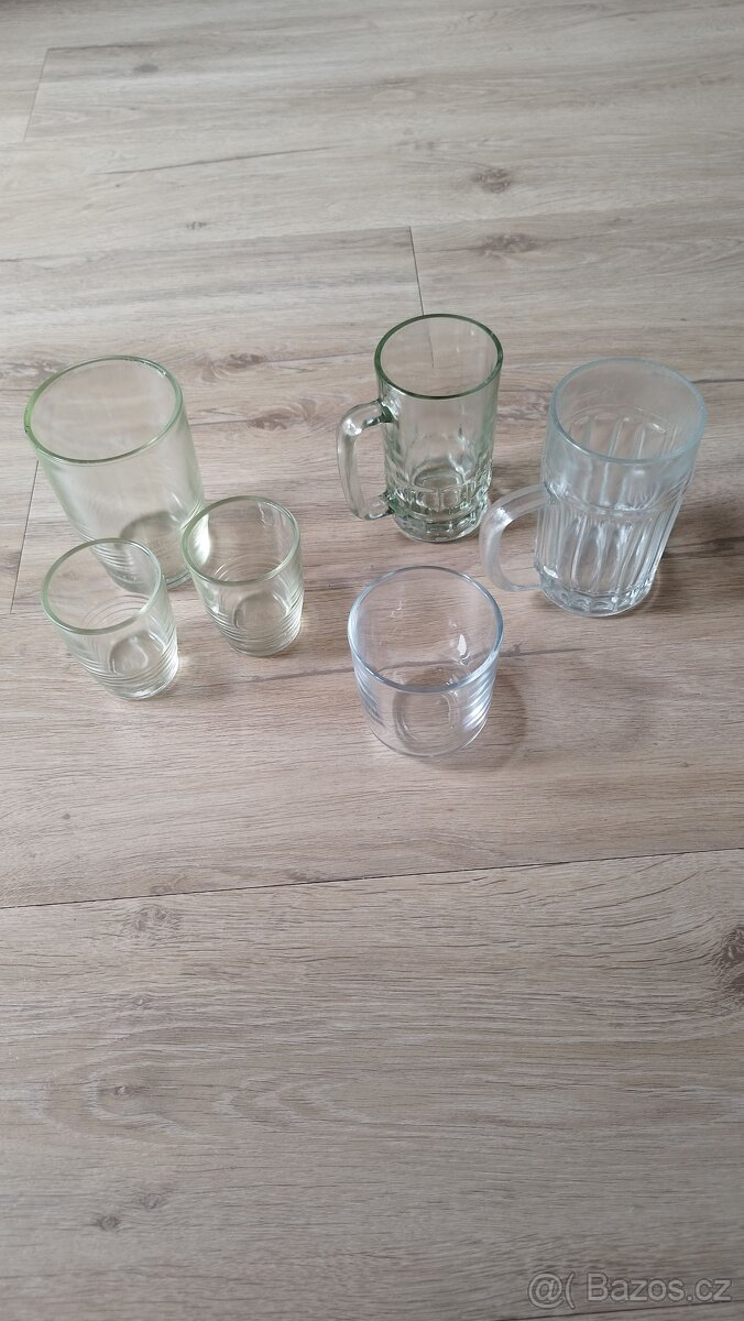 Skleničky, poháry a hrnek - 2