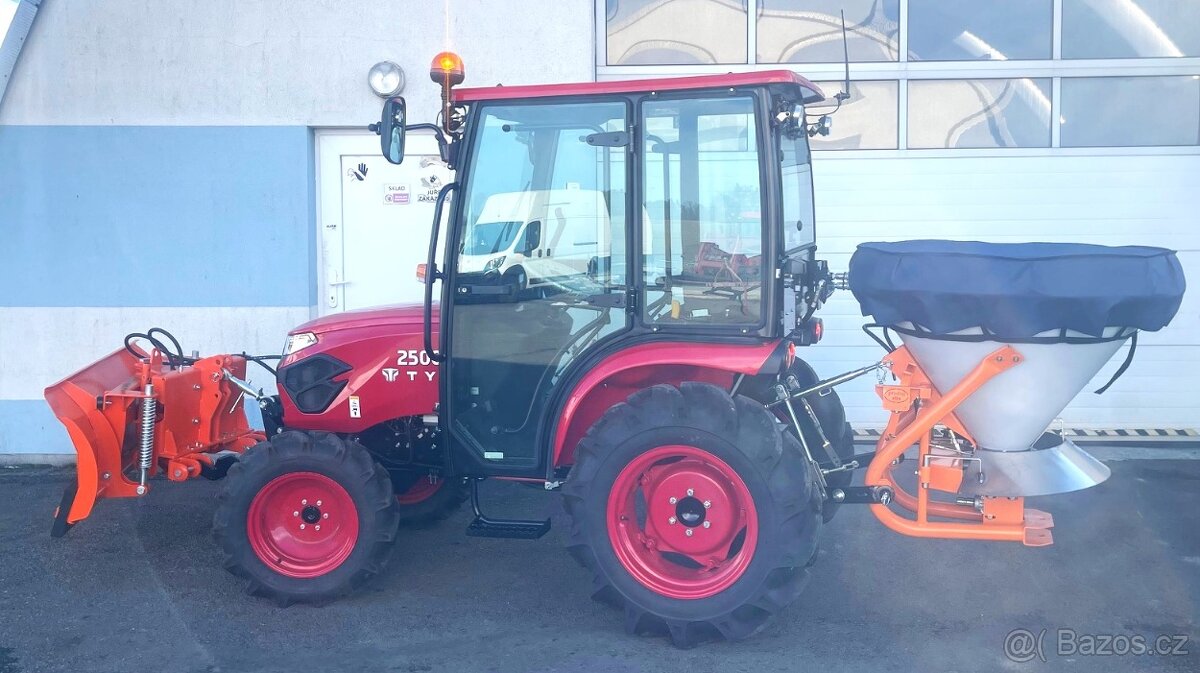 Malotraktor TYM s radlicí a rozmetadlem - 2