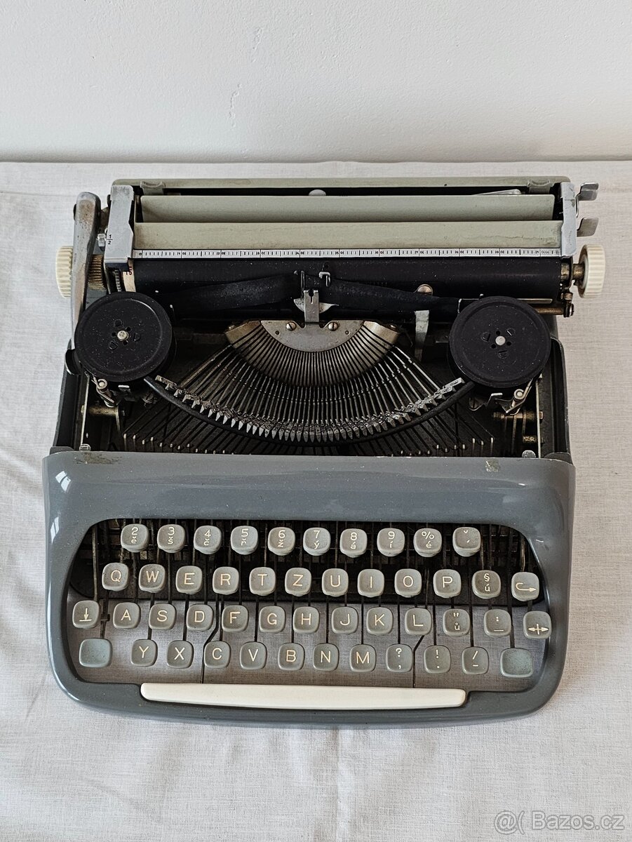 Starý psaci stroj - 2