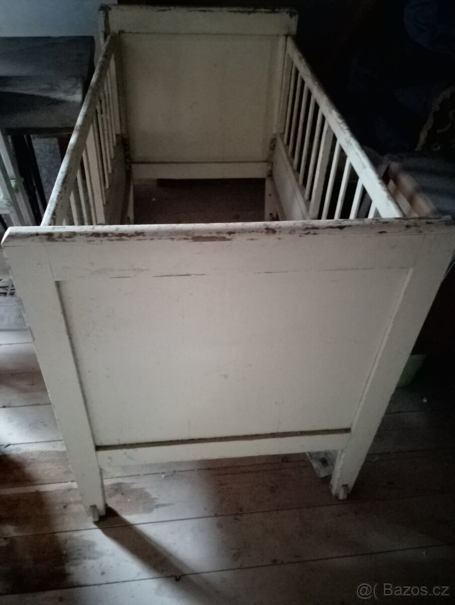 Stará dětská postýlka - 2