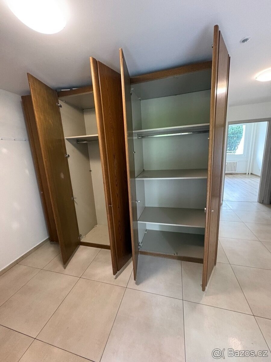 Prodám kvalitní dubovou skříň - 2