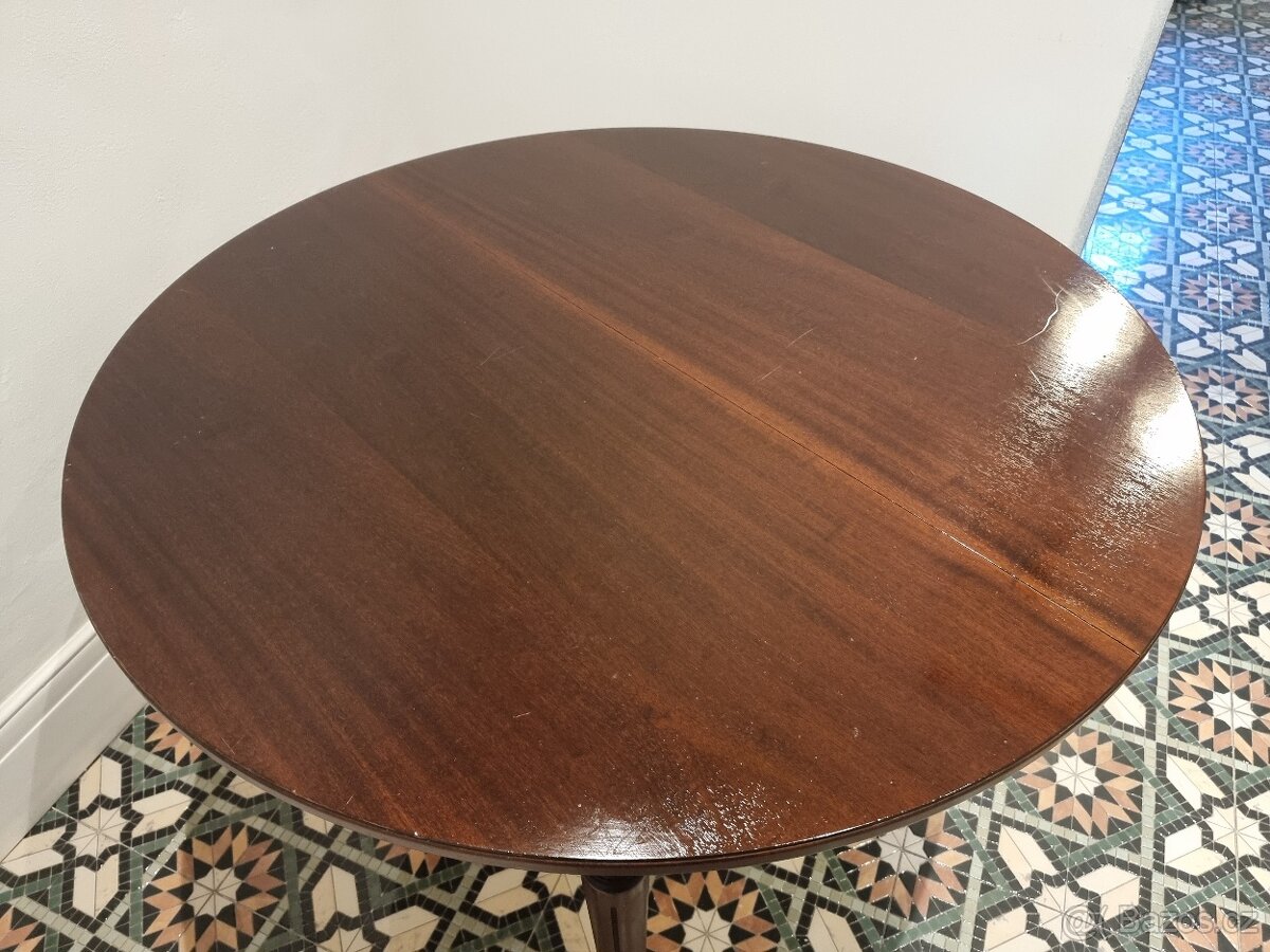 Starožitný řezbovaný rozkládací stůl kulatý o průměru 110 cm - 2