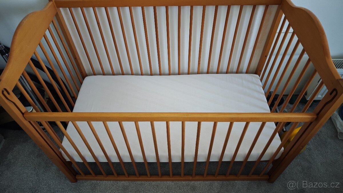 Dřevěná dětská postýlka - 2