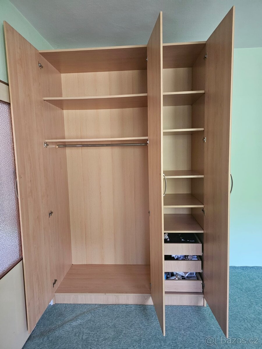 Velká prostorná skříň-vysoká 225 cm - 2