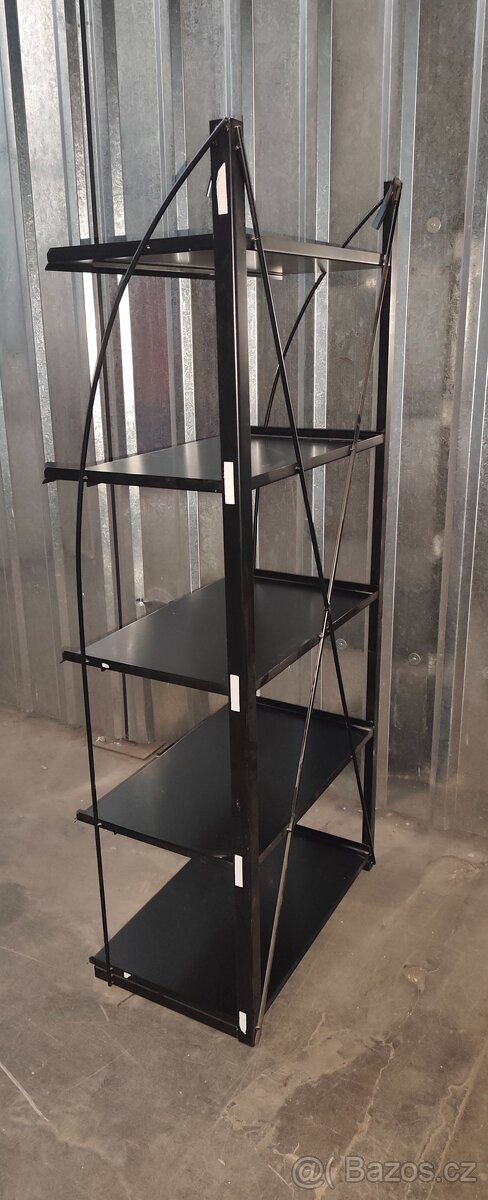 Kovový regál černé barvy - 2
