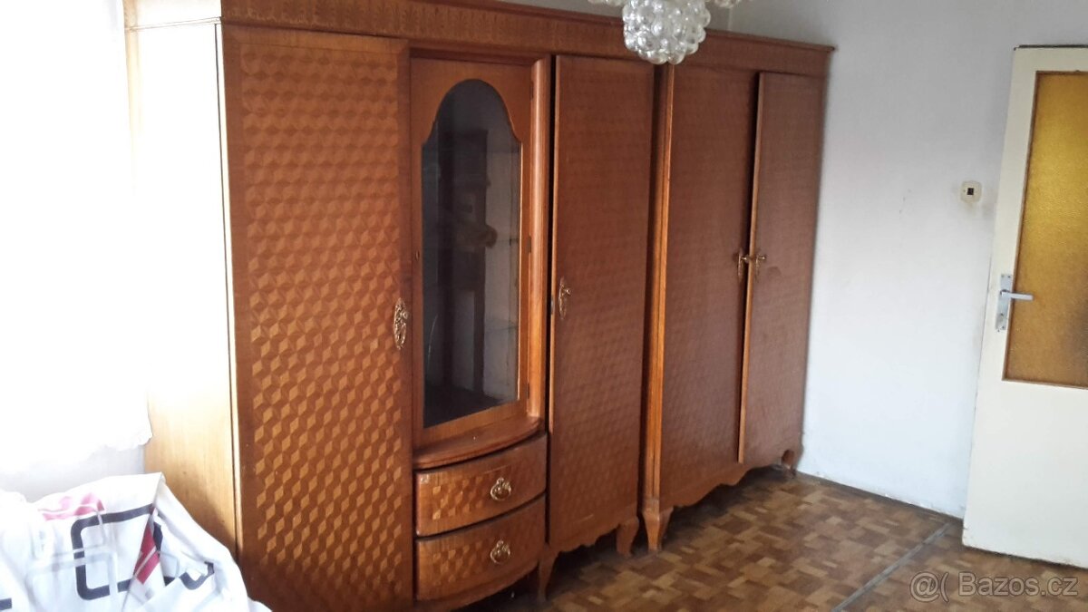 Starožitné skříně + zrcadlo - 2