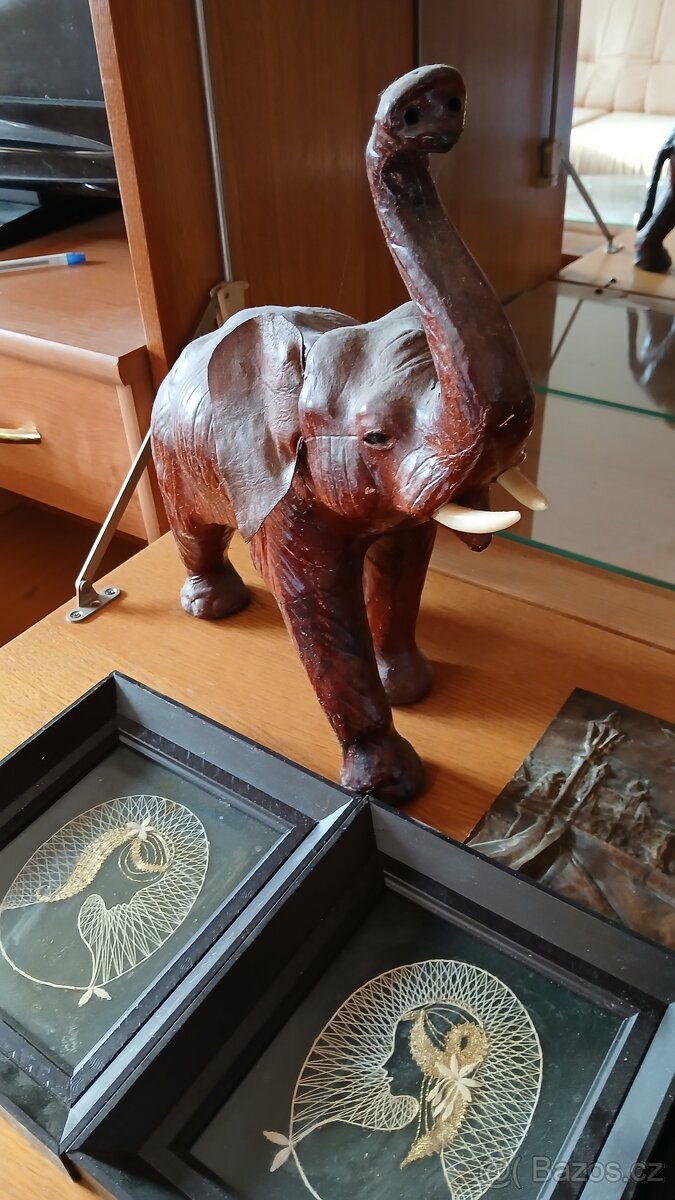 Doplňky z bytu (obrazy, broušené sklo) - 2