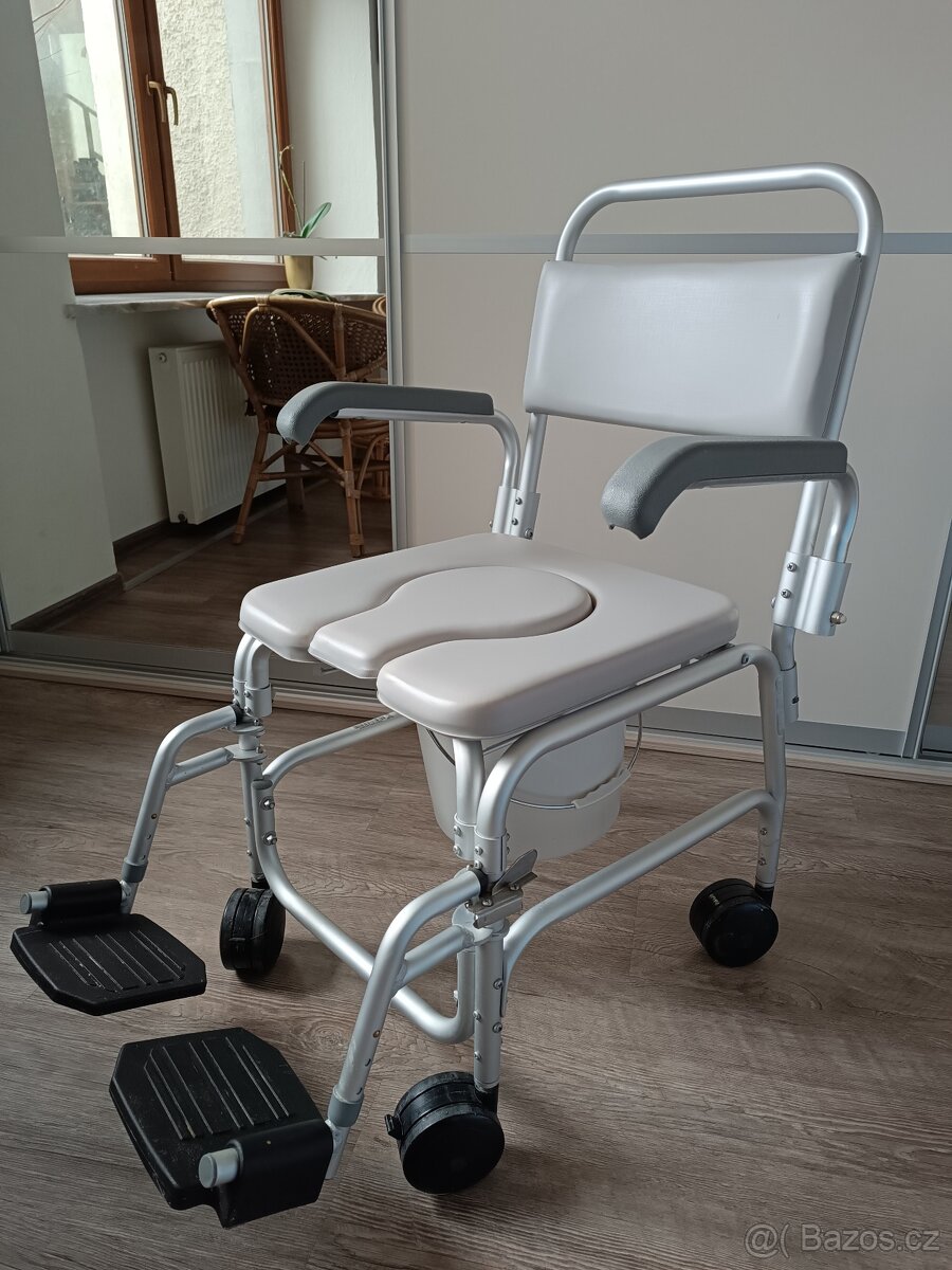 Pojízdný WC a sprchový vozík. - 2