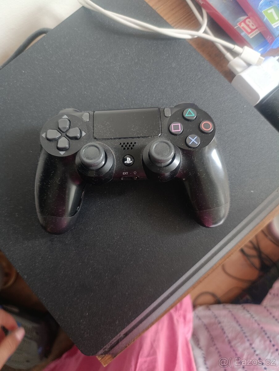PlayStation 4 + hra + ovladač - 2