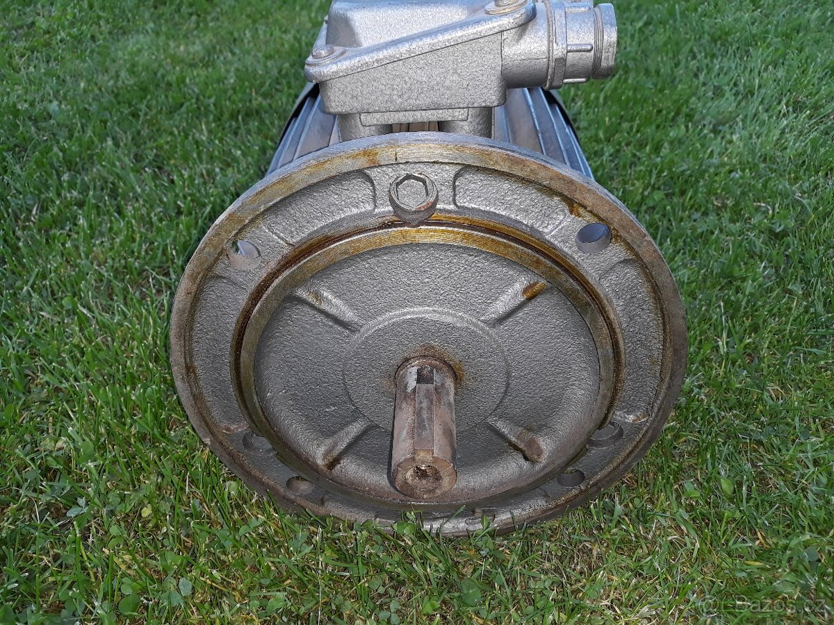 Prodám nový přírubový elektromotor 2,2 kW/220V/380V - 2