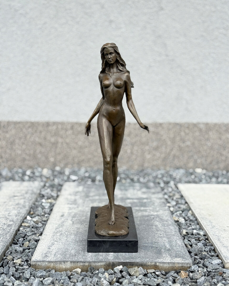 Exkluzivní bronzová socha Žena v kroku umělecký dekor - 2