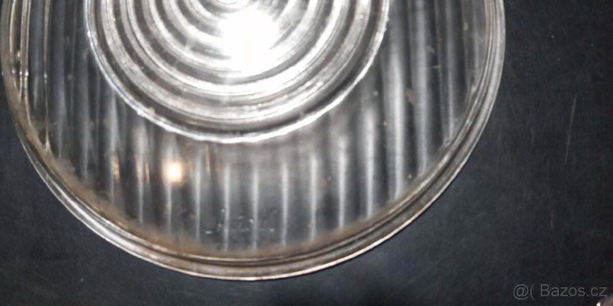 Sklo předního světlometu. - 2