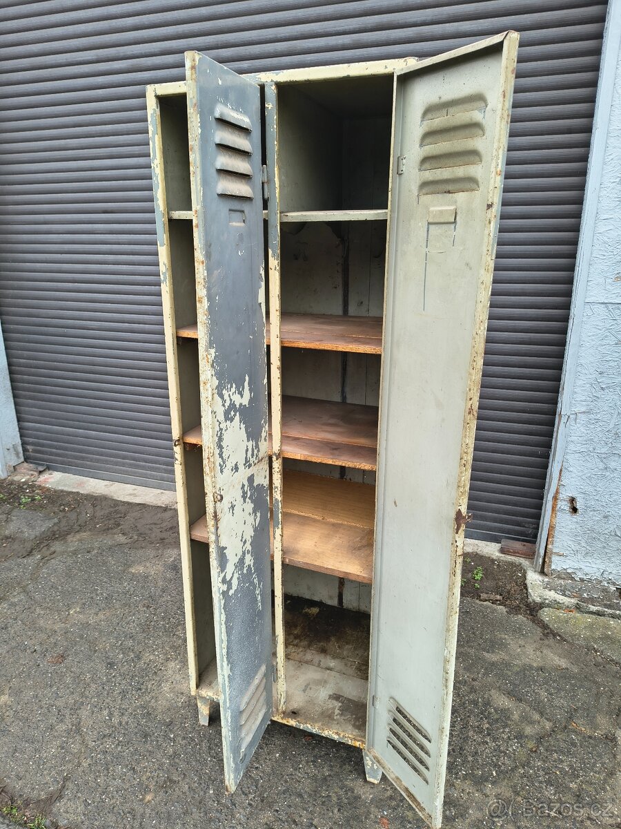 Plechová skříňka s regály - 2