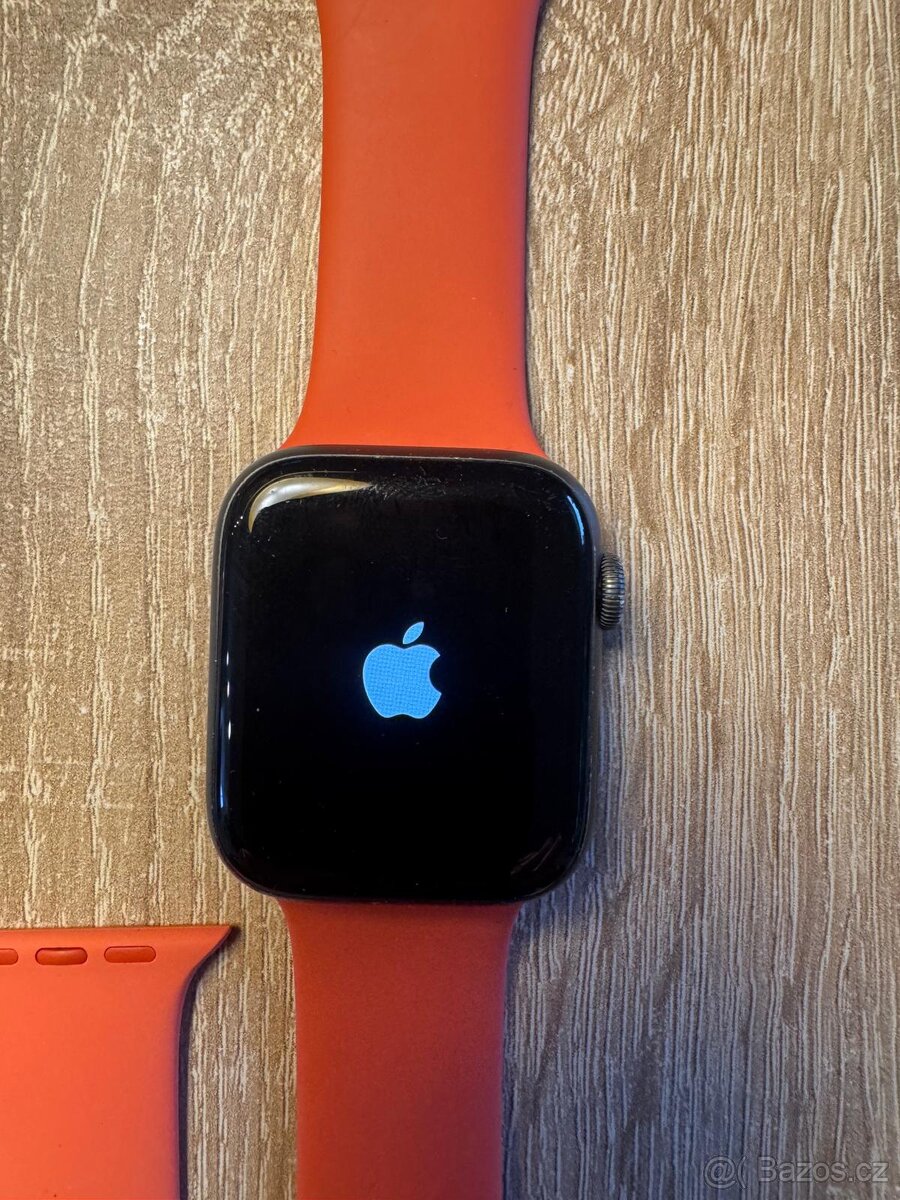 Prodám Apple Watch 5 44mm - 2