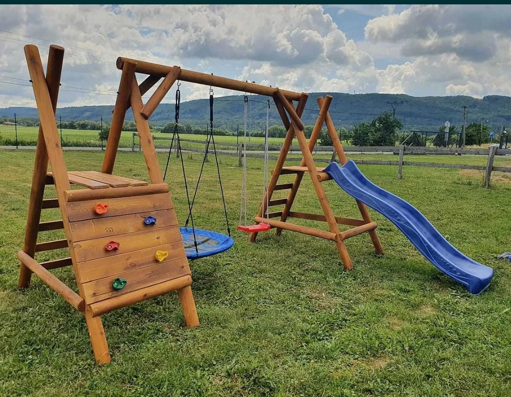 Dětské hřiště 1x skluzavka 2x houpačka, lezecká stěna - 2