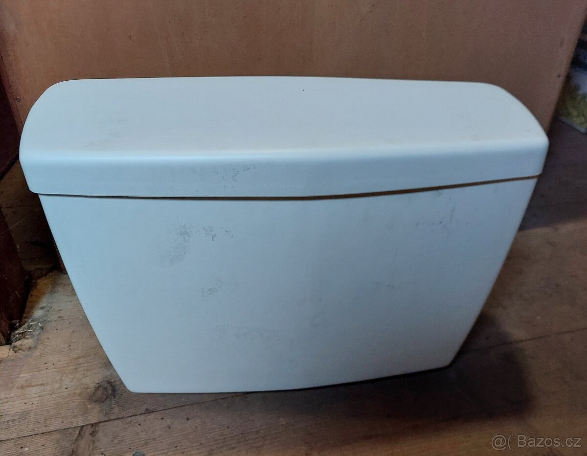 Závěsná WC nádržka - 2