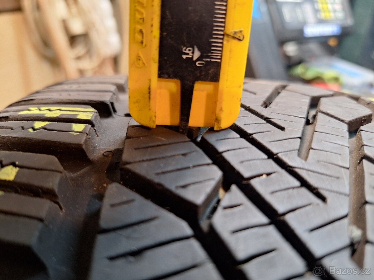 Prodám zimní pneu 225/45/17 Semperit - 2